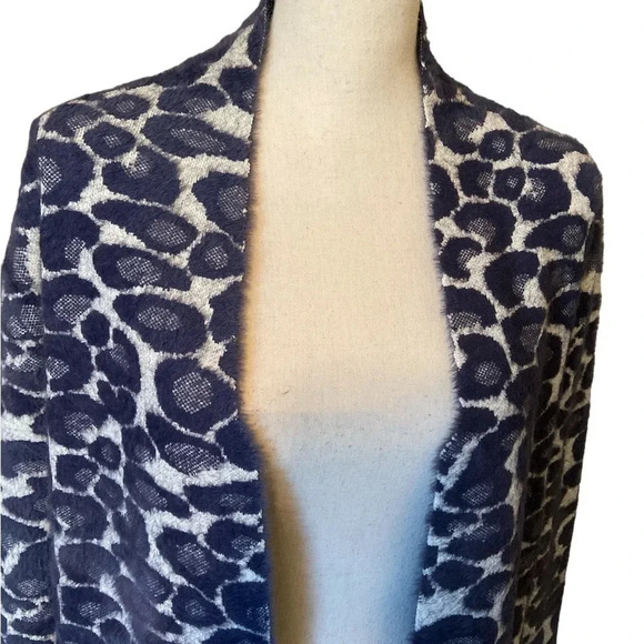 ⭐️Gorgeous and so comfy sweater coat⭐️
BIN 30 - Picture 2 of 9